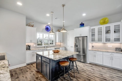 Paradise Point- Luxury Lake House w/private pool!