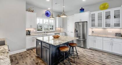 Paradise Point- Luxury Lake House w/private pool!