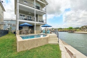Outdoor pool, a heated pool - Paradise Point- Luxury Lake House w/private pool! (Kingsland)