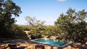 A wooden deck with a swimming pool, surrounded by trees and a clear sky. - Mas de Saudon (Soyans Auvergne-Rhône-Alpes)