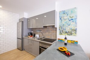 Kjøleskap, mikrobølgeovn, ovn og kokeplater