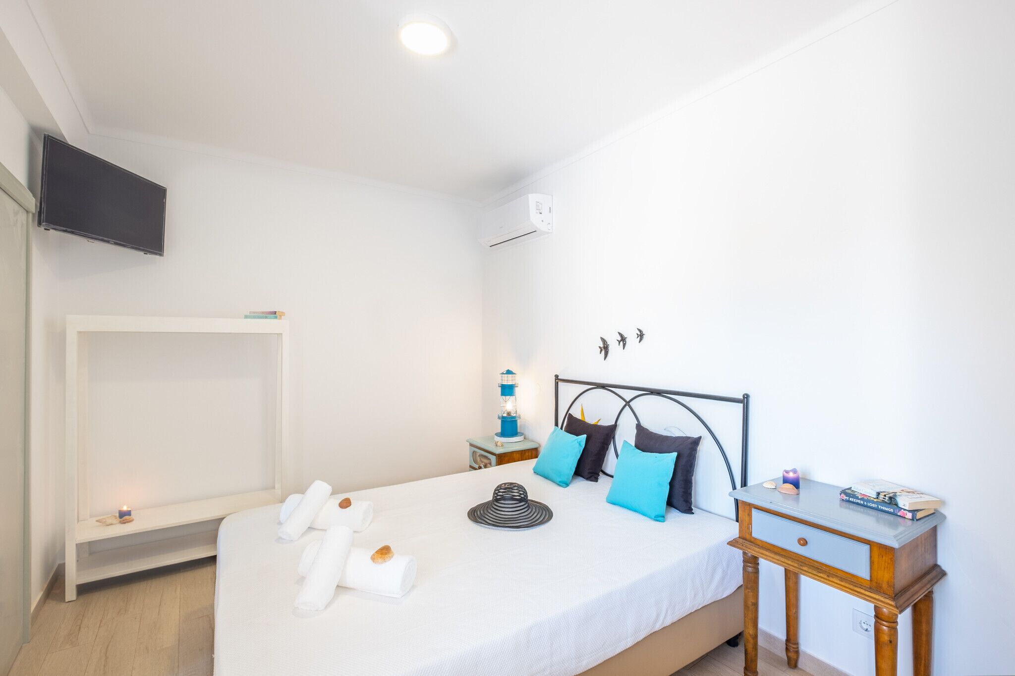 6 slaapkamers, een strijkplank/strijkijzer, gratis wifi, beddengoed