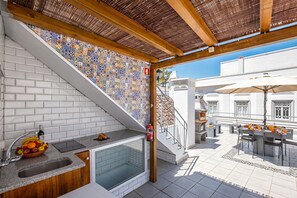 A kitchen with a tiled backsplash, a sink, and a fruit bowl. - Townhouse with BBQ rooftop in Tavira (Tavira)
