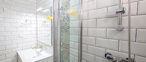 Douche, séchoir à cheveux, serviettes fournies
