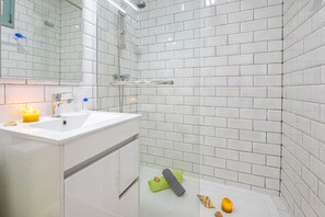Shower, hair dryer, towels - Townhouse with BBQ rooftop in Tavira (Tavira)