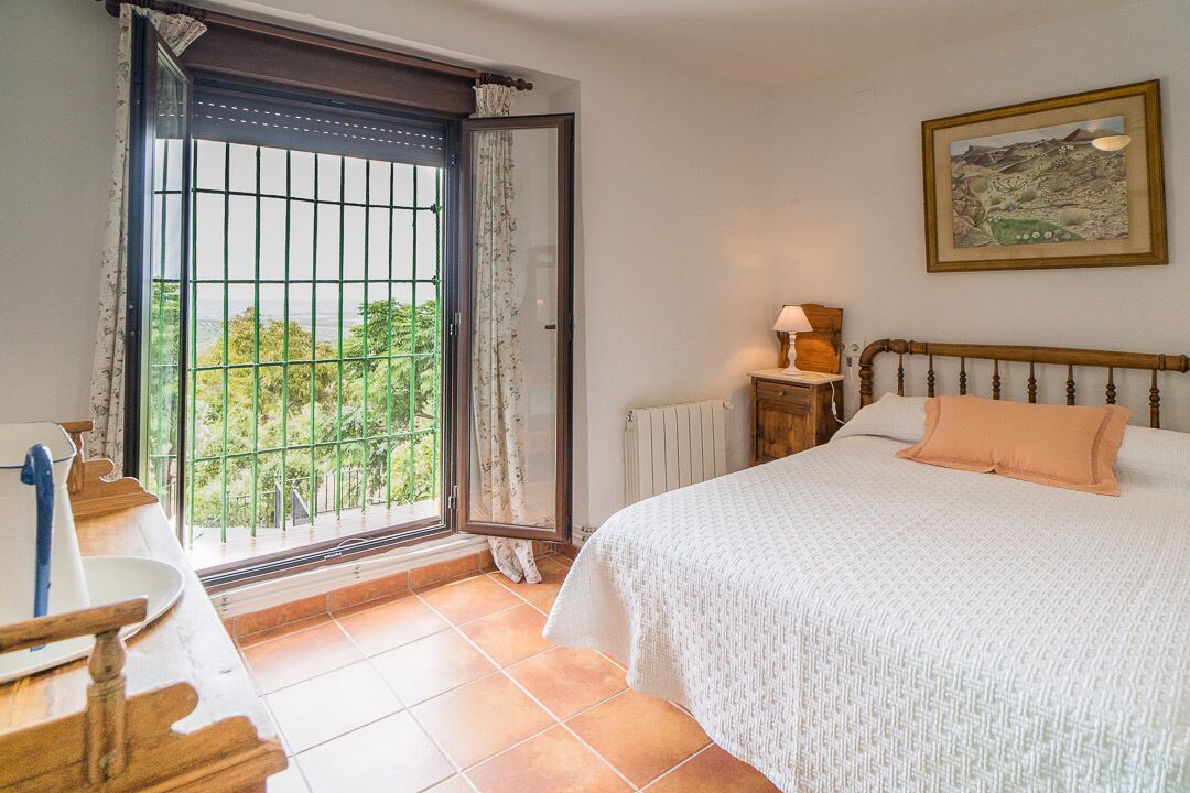 5 bedrooms, iron/ironing board, free WiFi, bed sheets