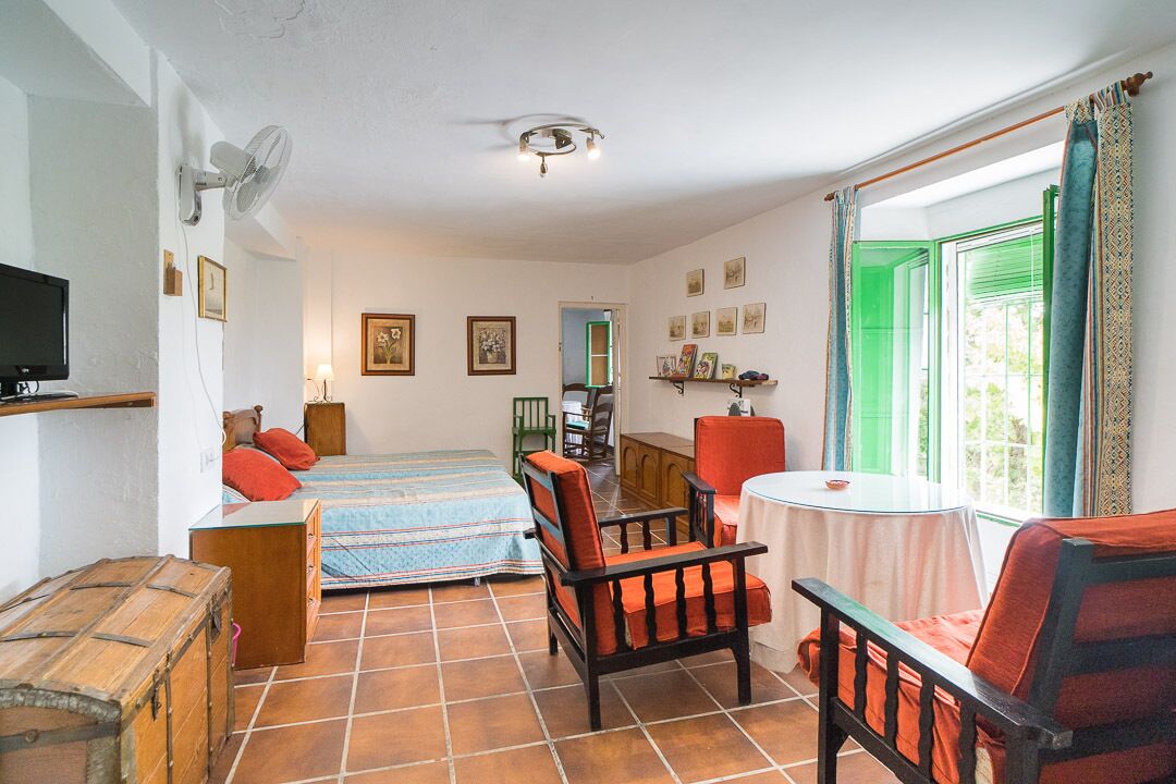 5 bedrooms, iron/ironing board, free WiFi, bed sheets