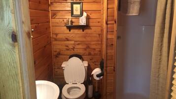 Douche, serviettes fournies, savon, papier toilette