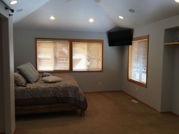 2 bedrooms, desk, WiFi, bed sheets