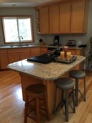 Réfrigérateur, micro-ondes, plaque de cuisson, lave-vaisselle