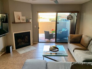 Smart TV, offices, printers - Cal. King Master Suite, Executive Office, Two Private Patios, Bike to Old Town ! (Scottsdale)