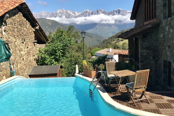 Piscina a l'aire lliure i piscina climatitzada