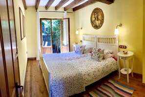 3 slaapkamers, een strijkplank/strijkijzer, reisbedje, gratis wifi