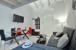 Villa | Sala de estar | Televisión de 30 pulgadas con canales digitales 