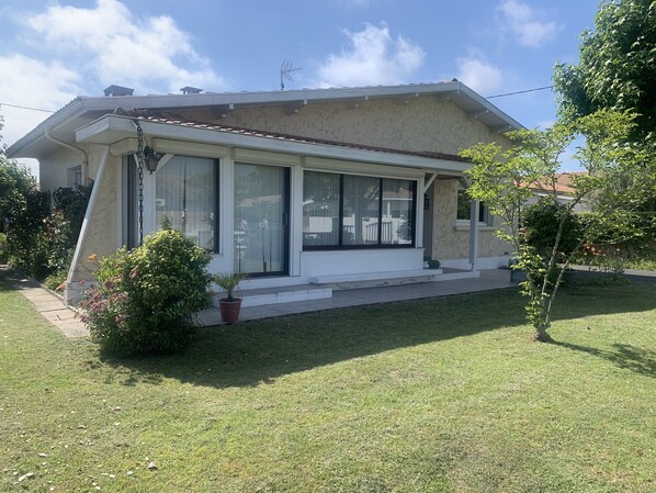 المنشأة من الخارج