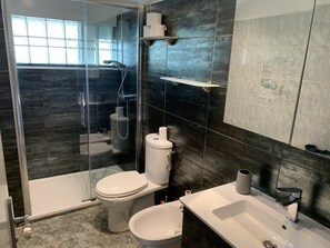 تجهيزات دش، مجففات شعر، مناشف، ورق حمّام