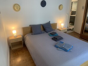 3 عدّة غرف نوم ومكواة/لوح كي وسرير سفر وواي فاي مجانًا