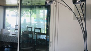 Una habitación con cama, una silla, una mesa y una lámpara de pie.