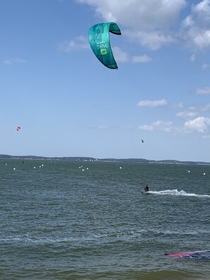 بالقرب من الشاطئ