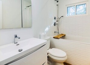 Combined shower/bathtub, hair dryer, towels, soap - Adorable and quiet East Hampton House with Pool with lots of privacy - Sleeps 6  (East Hampton)