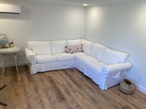 Smart TV, offices - Newly Renovated in walking distance to two of Newport’s best beaches! (Middletown)