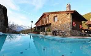 Una piscina al aire libre, una piscina climatizada