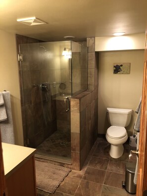 Combined shower/tub, towels, soap, shampoo