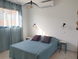 2 bedrooms, travel cot, free WiFi, bed sheets