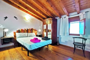3 bedrooms, desk, iron/ironing board, free WiFi