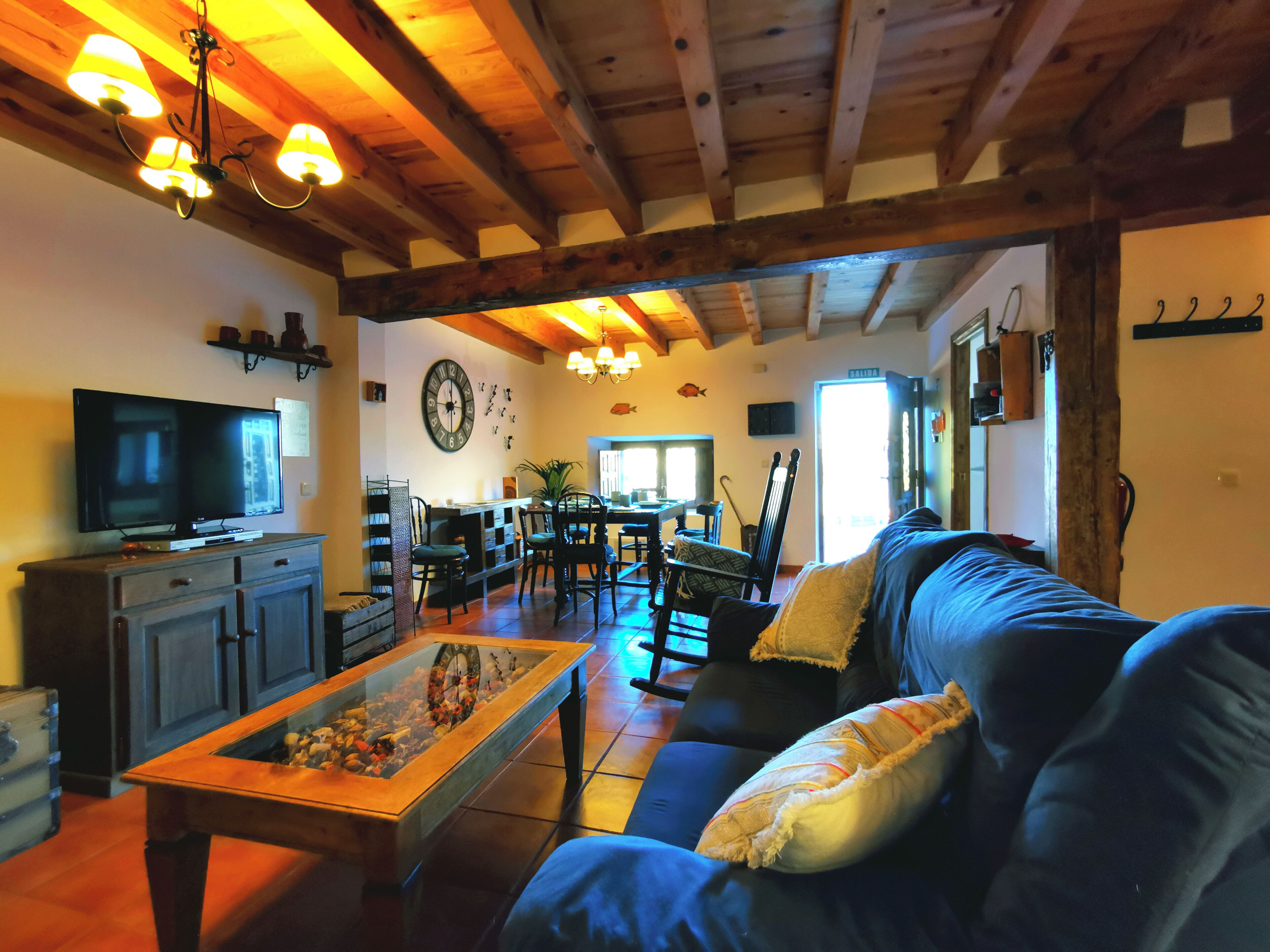 TV, lareira, DVD player, biblioteca musical