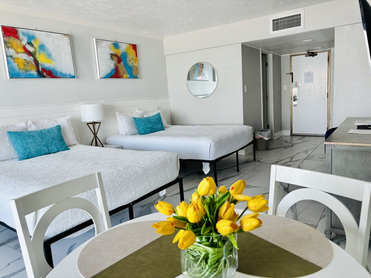 Escritorio, tabla de planchar con plancha, wifi gratis y ropa de cama 