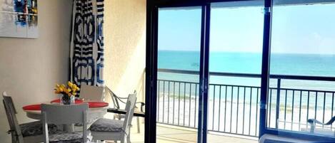 Escritorio, tabla de planchar con plancha, wifi gratis y ropa de cama