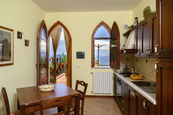 Fridge, oven, stovetop, coffee/tea maker