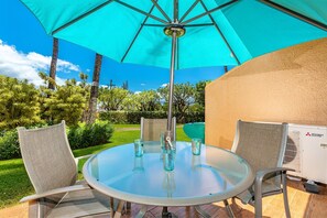 Outdoor dining - Beautifully updated ground floor condo. Just steps from the beach and pool! (Kihei)