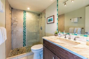 Een douche, een haardroger, handdoeken, zeep