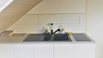 Réfrigérateur, micro-ondes, cafetiÚre/bouilloire, bouilloire électrique