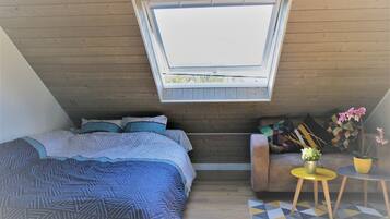 2 dormitorios, tabla de planchar con plancha, cuna de viaje