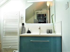 Douche, sèche-cheveux, serviettes fournies, savon