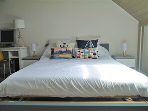 2 chambres, fer et planche à repasser, lit de bébé portatif