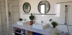 Baignoire, séchoir à cheveux, savon