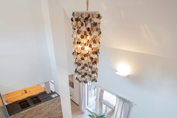 Galerie mit Blick ins Wohnzimmer