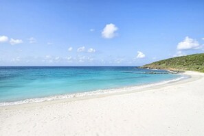 På stranden, solstolar och strandhanddukar