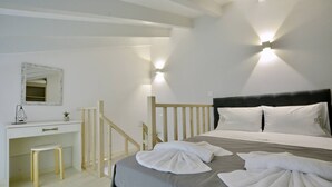A bedroom with a bed, a desk, and a mirror. - Villa Bratou Terra (Corfu)