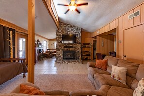 Smart-TV, Kamin, DVD-Player, Tischtennisplatte