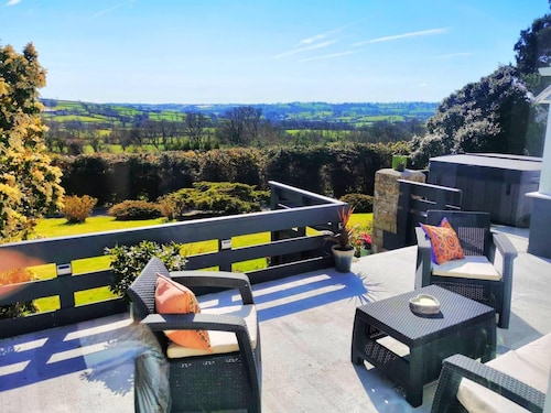 Contemporary retreat with fantastic views, hot tub and large garden 