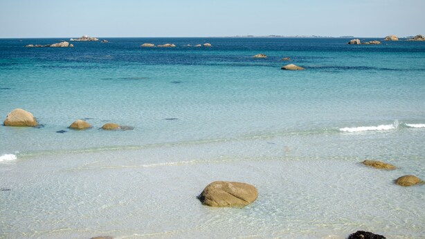 A beach with clear turquoise water and several large rocks in the sand. - A stone's throw from the beaches, house with large enclosed garden (Cléder)