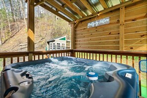 Outdoor spa tub - Putt-Putt,Hot Tub,Playset,Mins to PF & Gburg (Sevierville)