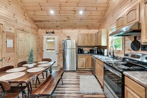 Fridge, microwave, oven, stovetop - Putt-Putt,Hot Tub,Playset,Mins to PF & Gburg (Sevierville)