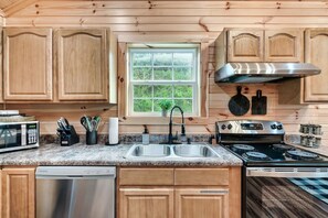 Fridge, microwave, oven, stovetop - Putt-Putt,Hot Tub,Playset,Mins to PF & Gburg (Sevierville)