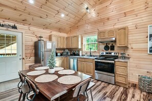 Fridge, microwave, oven, stovetop - Putt-Putt,Hot Tub,Playset,Mins to PF & Gburg (Sevierville)